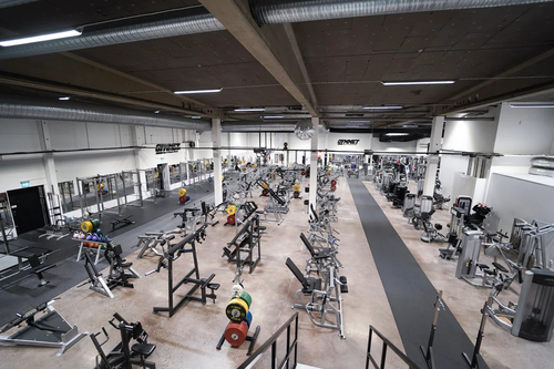 Gym &amp; Fitness Luleå ABGYMMET KIRUNAFredrik Gunnelbrand och Anna Stålnacke kommer från Kiruna och det var där det första gymmet slog upp dörrarna 2002.Gymmet Kiruna har sedan dess bytt lokal två gånger och är idag nästan 6 gånger dess ursprungliga storlek.GYMMET GÄLLIVAREGymmet Gällivare är ett stort gym med en yta på 1 800 kvm.Vi har öppet alla dagar, dygnet runt, vilket gör det lätt för dig att hitta tid för träning oavsett hur din dag ser ut.Anläggningen har också gratis parkering och erbjuder duschar, bastu och omklädningsrum för bekvämlighet.Dessutom erbjuder gymmet padel som du enkelt bokar via Matchi.Gymmet har en imponerande gym-yta med ett brett utbud av styrketräningsmaskiner från världsledande märken.Maskinparken är handplockad från olika märken för att erbjuda så många alternativ som möjligt.Det finns också en utfallsgång, tre olika kabelstationer med tillhörande kyrssdrag och varierat utbud på draghantag, samt hantlar upp till 60 kg.Dessutom finns det Smithmaskiner och kettlebells.GYMMET BODENGymmet Boden är ett estetiskt tilltalande gym som sträcker sig över en yta på 1 200 kvm.Dessutom erbjuder vi under sommartider ett utegym på cirka 500 kvm.Vi har öppet alla dagar, dygnet runt, vilket gör det lätt för dig att hitta tid för träning oavsett hur din dag ser ut.Anläggningen har gratis parkering och erbjuder duschar, bastu och omklädningsrum för bekvämlighet.I vår maskinpark hittar du ett brett utbud av styrketräningsmaskiner från världsledande märken.Maskinparken är noga utvald för att ge så stort utbud som möjligt.Det finns även två utfallsgångar, 3 olika kabelstationer med tillhörande kryssdrag och ett varierat utbud av draghantag samt en hantelyta upp till 60kg.Vidare finns det Smithmaskiner, kettlebells och olika typer av friviktsutrustning som möjliggör styrkelyft, tyngdlyftning, crossfit och strongman.GYMMET LULEÅGymmet i Luleå är en anläggning på 1 100 kvm som är öppen dygnet runt alla dagar i veckan.Besökare kan dra nytta av gratis parkering och njuta av omklädningsrum med dusch och bastu för både dam och herr.Det finns också ett solarium tillgängligt för de som vill ha lite extra sol.Gymmet har en imponerande maskinpark med styrketräningsmaskiner från världsledande märken.För att möjliggöra ett brett utbud av träningsalternativ, har gymmet en utfallsgång och tre olika kabelstationer med tillhörande kyrssdrag och varierat utbud på draghantag.Dessutom finns det en smithmaskin och kettlebells.GYMMET STOCKHOLMGymmet Stockholm är en rymlig träningsanläggning på 1 300 kvm som erbjuder en mängd olika träningsalternativ för alla nivåer. Vi har öppet 04-24 alla dagar, året runt!Omklädningsrummen är utrustade med dusch och låsbara skåp för att förvara dina tillhörigheter under träningen.Herrarnas omklädningsrum har en bastu.På gym-ytan finner man ett brett utbud av styrketräningsmaskiner från välrenommerade märken.För att ge maximal variation har maskinparken handplockats från olika tillverkare.Här finns även utfallsgång, tre kabelstationer med tillhörande kyrssdrag och draghantag, samt en hantelyta som sträcker sig upp till 70 kg.Vidare finns Smithmaskiner och kettlebells att tillgå.GYMMET SUNDBYBERGGymmet Sundbyberg är en anläggning med en yta på 850 kvm. Gymmet är öppet 04-24, alla dagar året runt!.Här finns omklädningsrum med dusch och låsbara skåp samt bastu för både damer och herrar.Dessutom finns det en shop där medlemmarna kan köpa kläder och kosttillskott.En trevlig lounge-yta med mikrovågsugn och kylskåp erbjuder också möjligheten att köpa drycker och bars.Gym-ytan är utrustad med styrketräningsmaskiner från världsledande märken.Maskinparken är noggrant utvald från olika tillverkare för att erbjuda medlemmarna ett så brett utbud som möjligt.Här finns bland annat en utfallsgång, en däckvält och tre olika kabelstationer med tillhörande kryssdrag och ett varierat utbud av draghandtag.Du kan också använda smithmaskiner och kettlebells för att variera din träning.VÄSTERÅSGymmet Västerås är stort och rymligt, med en yta på hela 1 650 kvadratmeter.När det gäller träning, finns det en gym-yta med styrketräningsmaskiner från välkända märken som Hammer Strenght, Life Fitness, Arsenal Strenght, Atlantis, Hoist, Nautilus och Gymleco.Våra maskiner är handplockade från olika märken för att ge dig så många valmöjligheter som möjligt.&nbsp;Vi har även friviktsytor för den som vill utöva styrkelyft, tyngdlyftning och funktionell träning.För den som vill testa på strongman-träning har vi utrustning såsom logpress, farmers walk, släggor, lyftok och atlas-bollar.Vi har även en boxnings-sektion med vanliga långa säckar, runda säckar och päronboll.GYMMET UPPSALAGymmet Uppsala är en imponerande anläggning som sträcker sig över 1 500 kvm, som på somrarna erbjuder ett utegym på cirka 500 kvm.Gymmet är öppet 04-24, alla dagar året om!&nbsp;För att skapa en bekväm och komplett upplevelse har gymmet gratis parkering och omklädningsrum med dusch och låsbara skåp.Det finns också separata bastur för både damer och herrar.Gym-ytan rymmer ett brett utbud av träningsmöjligheter.Styrketräningsmaskinerna kommer från världsledande märken och är noggrant utvalda från olika tillverkare för att erbjuda ett mångsidigt utbud.Det finns också en frivikts-yta där medlemmarna kan utöva styrkelyft, tyngdlyftning, crossfit, strongman och mycket mer.Här finner man friviktsutrustning från världsledande Eleiko.Det inkluderar tävlingsgodkända lyftarställningar, power racks, tävlingsgodkända stänger för både styrkelyft och tyngdlyftning, teknikstänger och vikter.Dessutom finns det olika specialstänger som Hex bar och Safety squat bar.&nbsp;GYMMET ÖREBROVälkommen till Gymmet Örebro - en träningsanläggning som sträcker sig över hela 2 100 kvm och erbjuder en mängd olika träningsmöjligheter.Oavsett vad dina träningsmål är, så kan du hitta allt du behöver här.Vi erbjuder generösa öppettider - kl. 04-24, alla dagar året om!Omklädningsrummen är utrustade med dusch och låsbara skåp, och bastu finns tillgänglig för både damer och herrar.&nbsp;Du kan koppla av och ladda upp på lounge-området, där det finns en kyl och mikrovågsugn, samt möjlighet att köpa drycker och bars.Gratis parkering finns också precis utanför.Dessutom finns en padelbana tillgänglig som du kan boka via Matchi.Fram till september kan du som medlem boka gratis drop-in tider, en timme innan starttid!För att få tillgång till bokningen, registrera dig här!Här är de 15st mest sökta gymmen på GymKarta i Juli 2023Nordic Wellness Lindholmen på Lindholmsallén 20 i GöteborgSATS Gamlestaden på Gamlestadstorget 7 i GöteborgSTC Sävedalen - Göteborgsvägen 104 - GymKarta.seSTC munkebäck på Munkebäcks Allé 26 i GöteborgNordic Wellness Göteborg Kviberg Arena - GymKarta.seNordic Wellness Kungälv Kongahälla - GymKarta.seActic Lerum - Vattenpalatset på Häradsvägen 3 i Lerum&nbsp;Maximus Gym Brunnsbo på Folkvisegatan 15 i GöteborgSATS Hovås på Björklundabacken 2 i Hovås - GymKarta.seNordic Wellness Backaplan på Gustaf Dalénsgatan 13Fitness24Seven på Lergöksgatan 6 i Västra FrölundaSATS Askim (Sisjön stora) på Ekonomivägen 6 i AskimSTC på Ekenleden 10 i Kållered - GymKarta.seNordic Wellness Marklandsgatan - GymKarta.seNordic Wellness på Vasagatan 7 i Göteborg